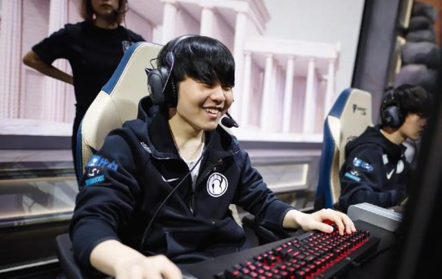 C9血洗FNC，Doinb完成帽子戏法