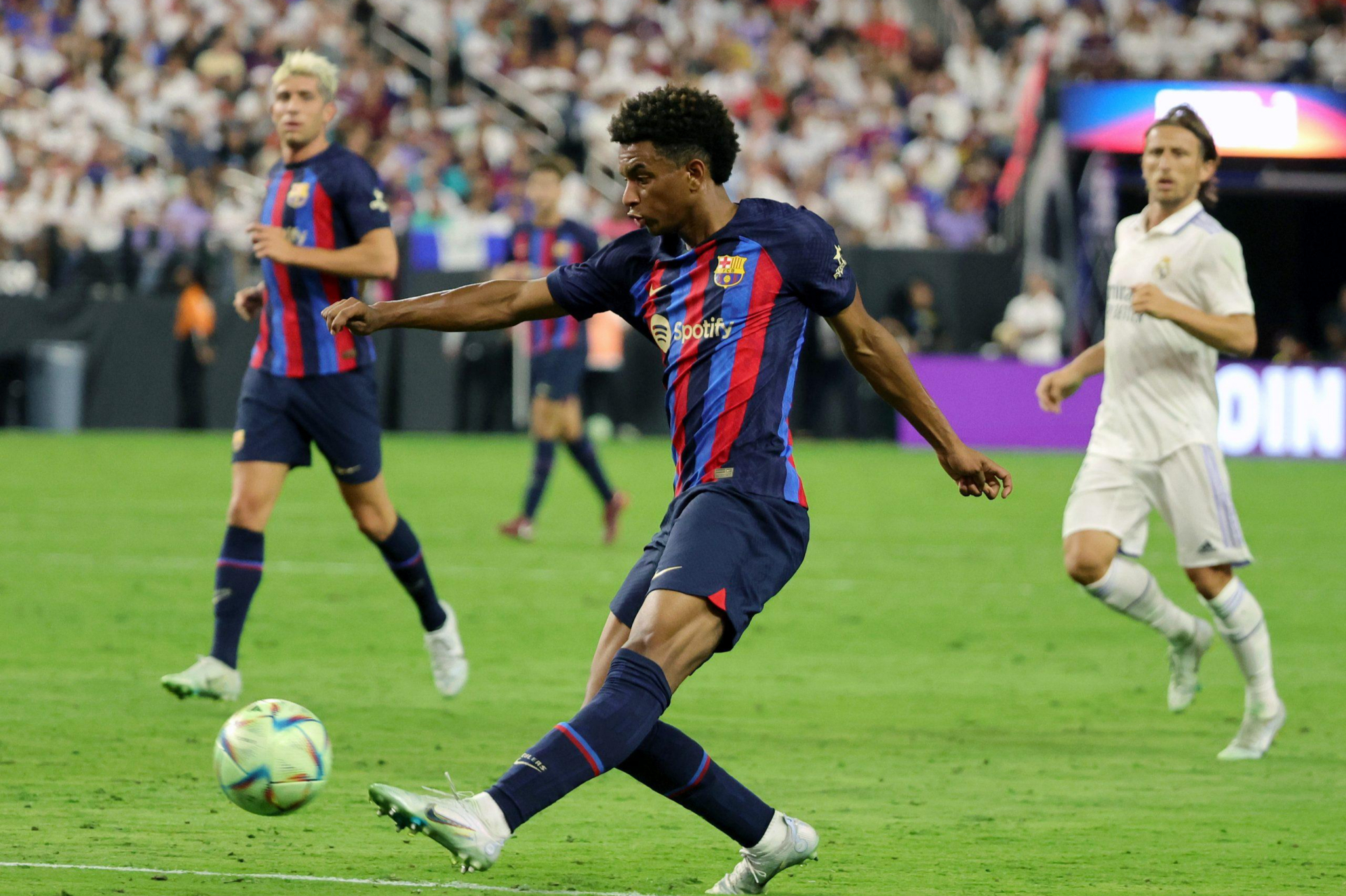 曼城坚持连胜，夺冠前景喜人