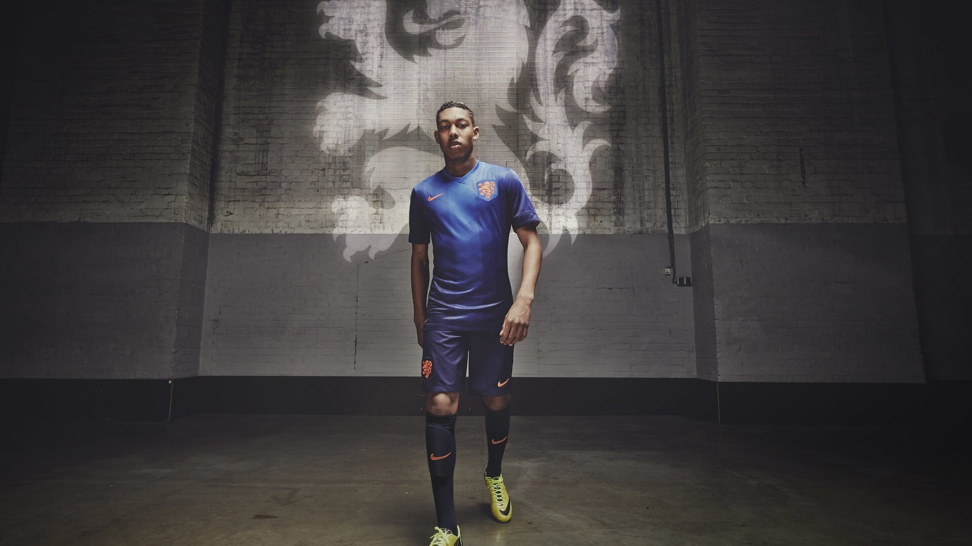 亚洲铁闸的欧洲证明，富安健洋在里昂对阵波兰之战中展现世界级个人能力